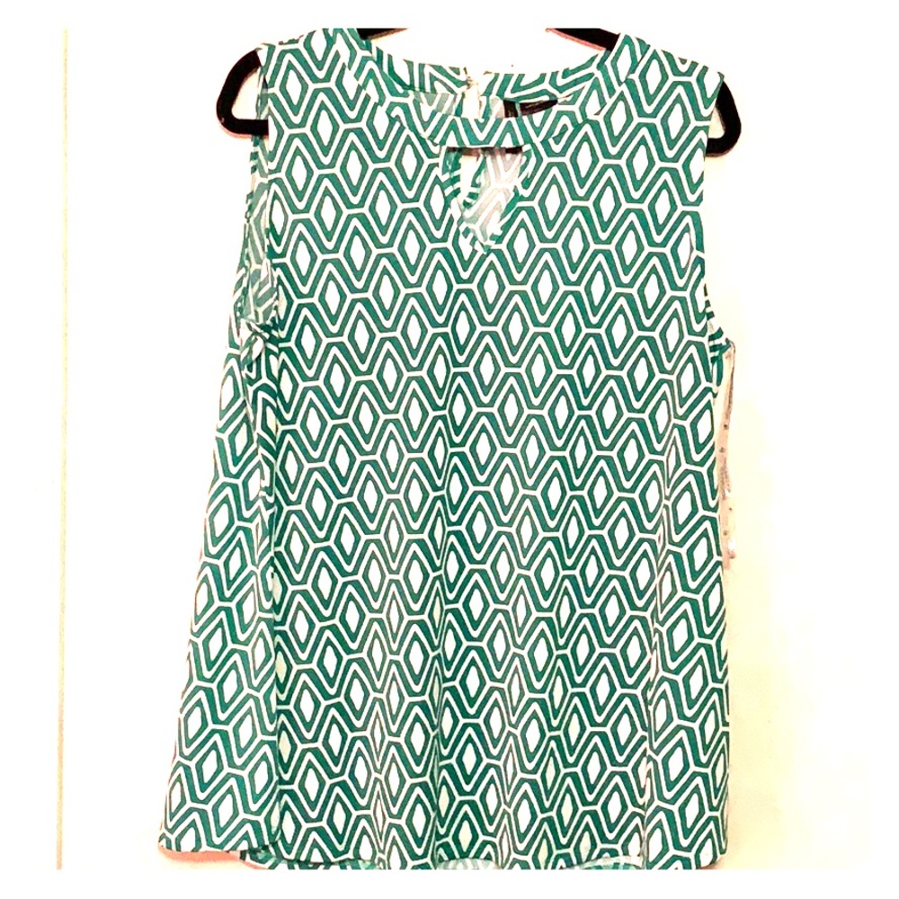 New Directions Curvy Sleeveless keyhole tunic